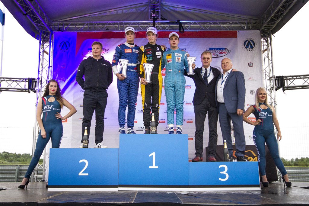 Christian Lundgaard på sejrspodiet med tidligere rallyverdensmester Ari Vatanen (tre fra højre) og tidligere Formel 1 kører Mika Salo (to fra venstre).
(Foto: SMP F4 NEZ)